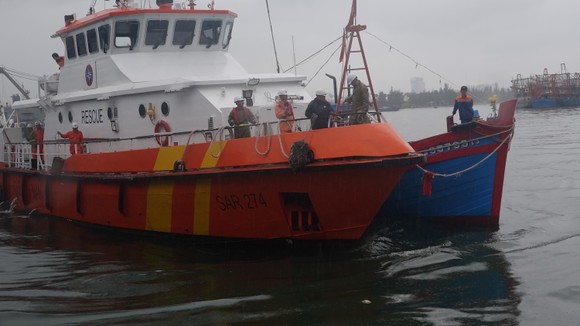 Tàu SAR 274 cứu thành công 4 thuyền viên cùng tàu cá gặp nạn trên biển  ảnh 1