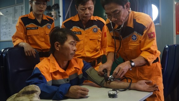 Tàu SAR 274 cứu thành công 4 thuyền viên cùng tàu cá gặp nạn trên biển  ảnh 2