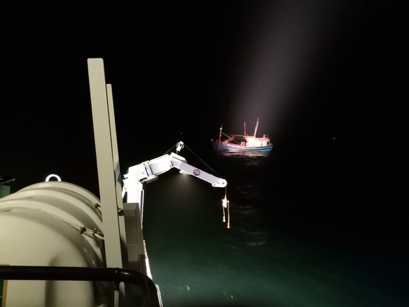 Tàu SAR 412 cứu tàu cá cùng 6 ngư dân gặp nạn trên biển  ảnh 1