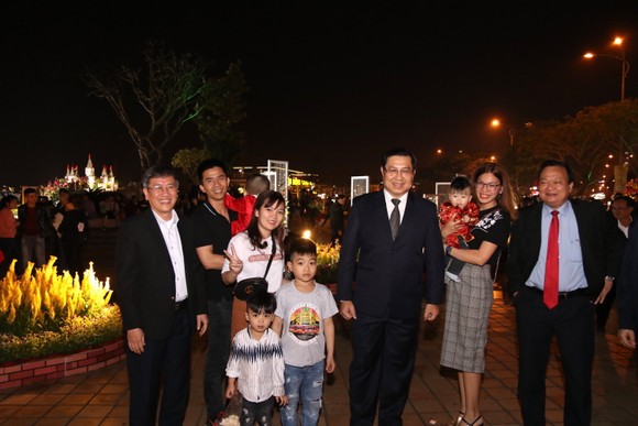 Chủ tịch UBND TP Đà Nẵng Huỳnh Đức Thơ đi thăm đường hoa xuân và chụp ảnh chung với người dân 