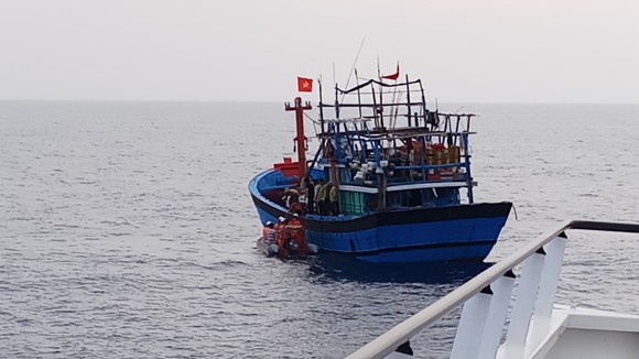 Cứu nạn kịp thời một ngư dân bị bệnh ở vùng biển Hoàng Sa ảnh 2