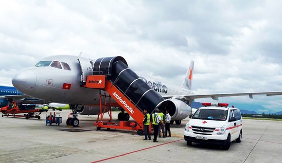 Xe cấp cứu chờ sẵn ở sân bay Đà Nẵng để cứu hành khách ngất xỉu trên chuyến bay BL211 từ Hà Nội đi Đà Lạt hạ cánh khẩn cấp xuống sân bay Đà Nẵng 