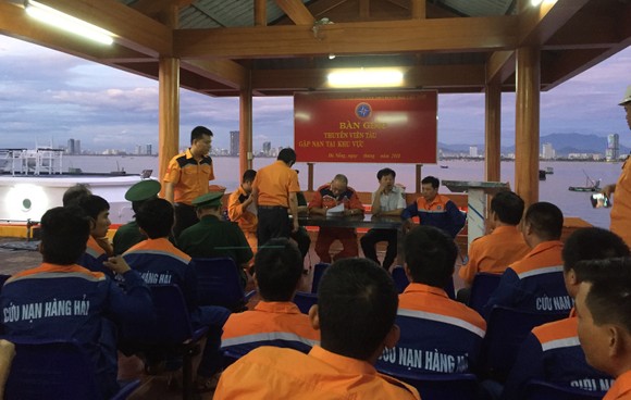 Danang MRCC bàn giao toàn bộ thuyền viên tàu Hải Hà 38 cho Bộ đội Biên phòng sau khi về đến Đà Nẵng