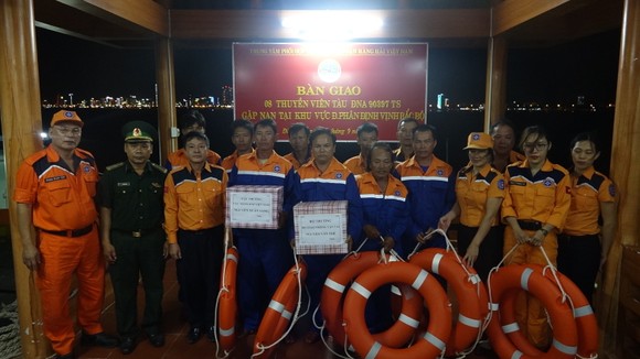 Cứu 8 thuyền viên gặp nạn tại vùng đánh bắt chung Việt Nam và Trung Quốc ảnh 4