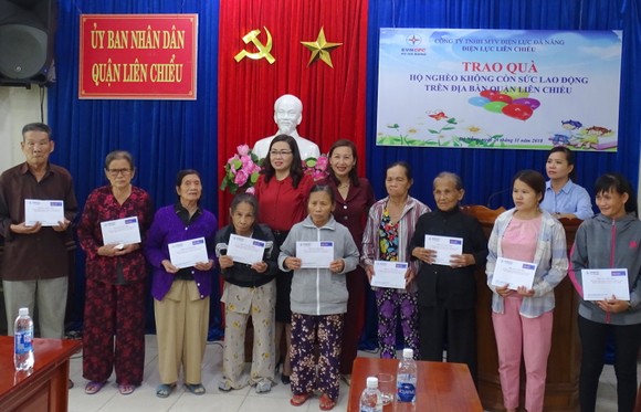 Điện lực Liên Chiểu trao nhà tình nghĩa và tặng quà cho hộ nghèo ảnh 1