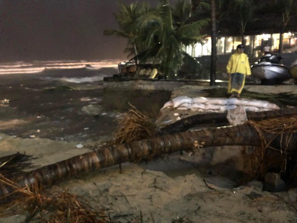 Đà Nẵng: “Đội” mưa lớn chở 50 khối đá “cứu” cửa xả Mỹ An ảnh 3