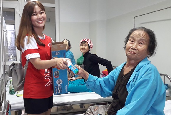 Mang Xuân đến cho bệnh nhân ung thư ảnh 2