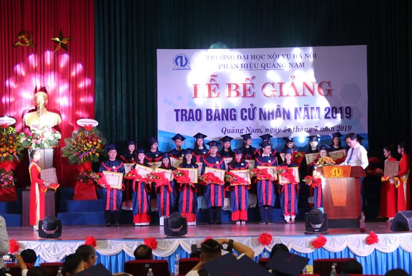 Phân hiệu Trường Đại học Nội vụ Hà Nội tại Quảng Nam tổ chức Lễ bế giảng và trao bằng tốt nghiệp 