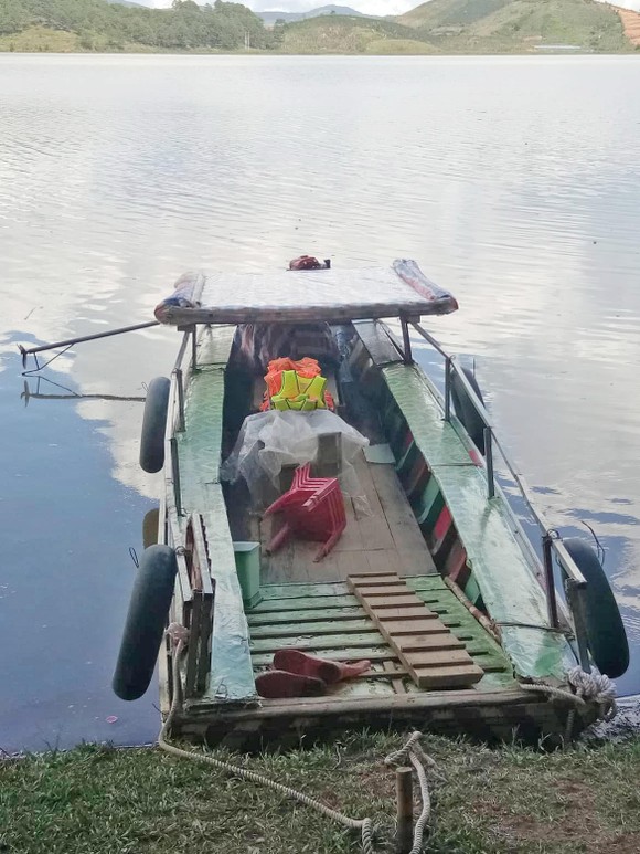 Thuyền "chui" vẫn mạo hiểm chở khách trên hồ Đan Kia - Suối Vàng ảnh 4