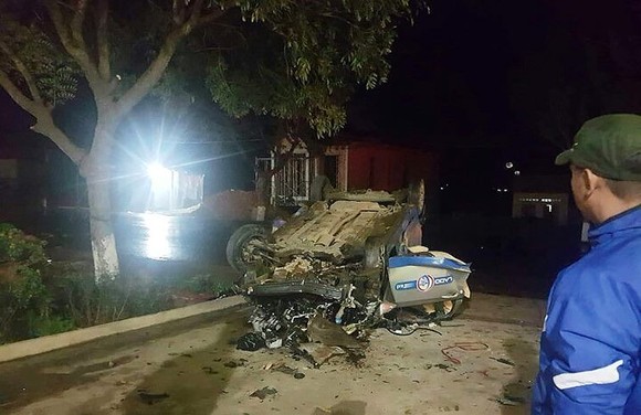 Va chạm với xe máy rồi lật ngửa, 3 người trên taxi tử vong ảnh 1