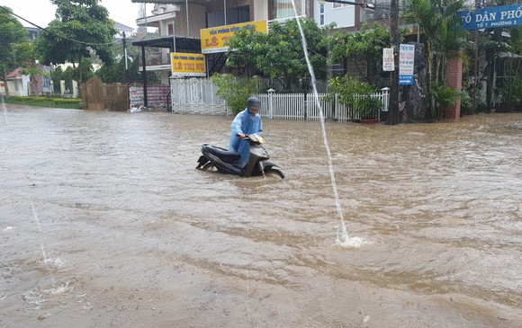 Mưa kéo dài, hơn 100 nhà dân tại phố núi Bảo Lộc bị ngập sâu ảnh 1