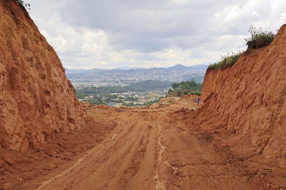 Đà Lạt: Vô tư 'xẻ núi' mở đường khai thác khoáng sản ảnh 1