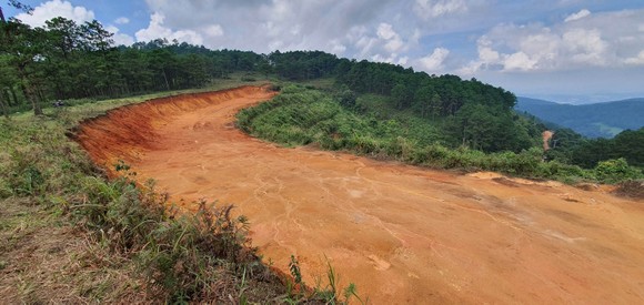 Đà Lạt: Vô tư 'xẻ núi' mở đường khai thác khoáng sản ảnh 4