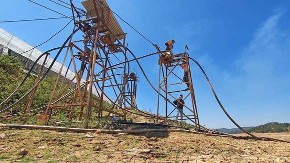 Xe máy thoải mái đi giữa lòng hồ Đan Kia – Suối Vàng ảnh 6