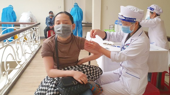 Lâm Đồng bắt đầu tiêm vaccine phòng Covid-19 cho lái xe, phụ xe tải ảnh 2