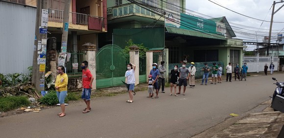 Đình chỉ công tác chủ tịch UBND phường không thực hiện đúng quy định phòng chống dịch ảnh 1