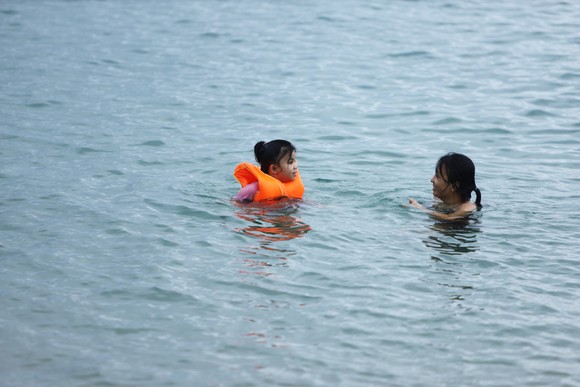  Người dân Nha Trang tắm biển trở lại ảnh 3