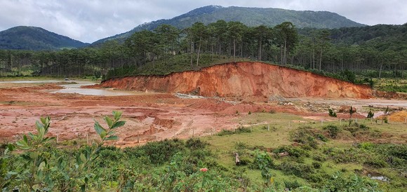 Lâm Đồng: Khai thác cát gây sạt lở núi, biến dạng dòng suối ảnh 1