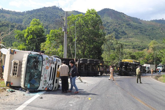 Tai nạn liên hoàn giữa 4 ô tô trên đèo Bảo Lộc, giao thông ùn tắc kéo dài ảnh 1