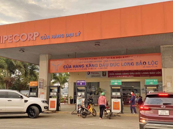Bán xăng 'nhỏ giọt' trước giờ tăng giá, một cây xăng bị phạt 15 triệu đồng ảnh 1