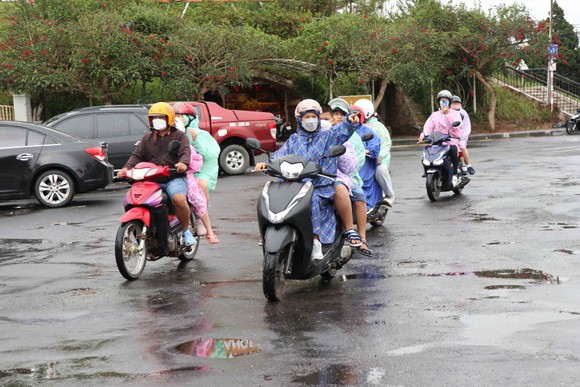 Du khách đổ về Nha Trang, đội mưa đi chơi ở Đà Lạt trong ngày đầu nghỉ lễ ảnh 9