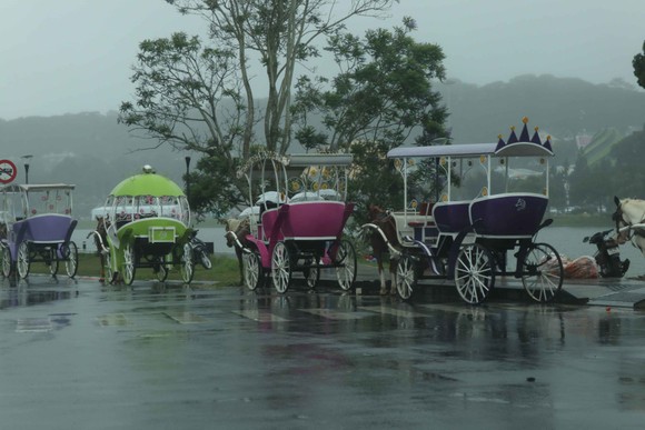 Du khách đổ về Nha Trang, đội mưa đi chơi ở Đà Lạt trong ngày đầu nghỉ lễ ảnh 8