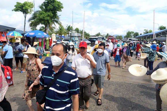 Du khách đổ về Nha Trang, đội mưa đi chơi ở Đà Lạt trong ngày đầu nghỉ lễ ảnh 5