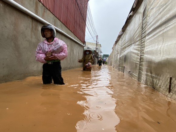 Nhiều nhà dân ở Đà Lạt bị ngập sau trận mưa lớn ảnh 2