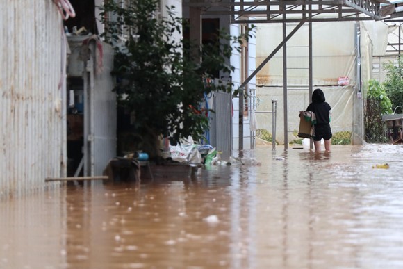 Nhiều nhà dân ở Đà Lạt bị ngập sau trận mưa lớn ảnh 3