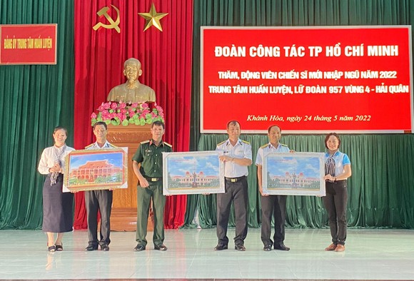 Lãnh đạo TPHCM thăm, tặng quà các chiến sĩ mới tại Bộ Tư lệnh Vùng 4 Hải quân ảnh 3