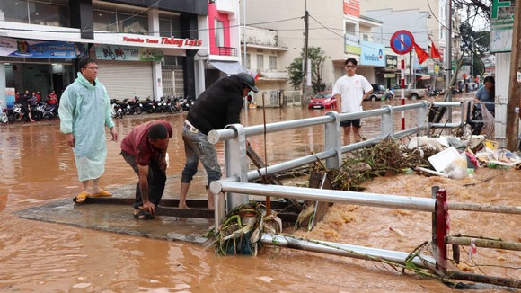 Đà Lạt: Nhiều tuyến phố ngập nặng sau mưa lớn ảnh 4