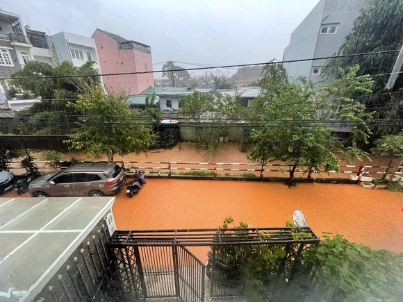 Đà Lạt: Nhiều tuyến phố ngập nặng sau mưa lớn ảnh 2
