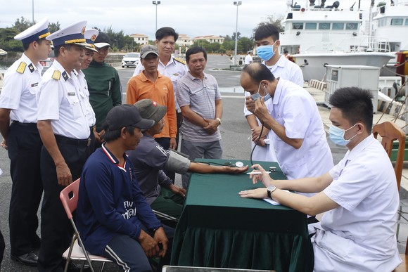 Đưa 4 ngư dân bị nạn ở Trường Sa vào bờ an toàn ảnh 1