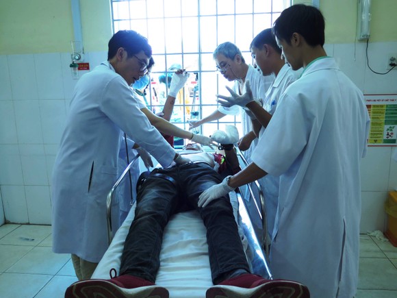 Thêm 1 nạn nhân tử vong trong vụ lật xe trên đèo Khánh Lê ảnh 2