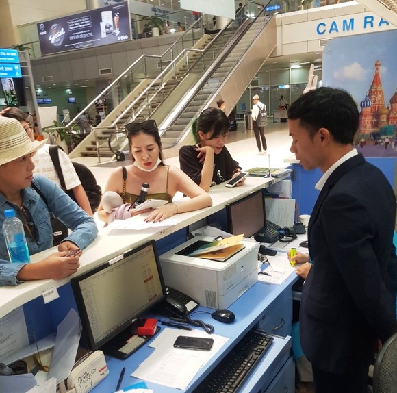 Hành khách bức xúc vì bị hủy chuyến bay không thông báo trước ảnh 1