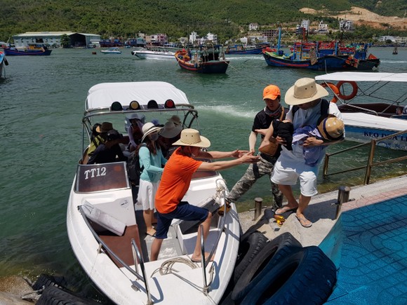 Khách đi tour biển đảo Nha Trang tăng đột biến ảnh 1