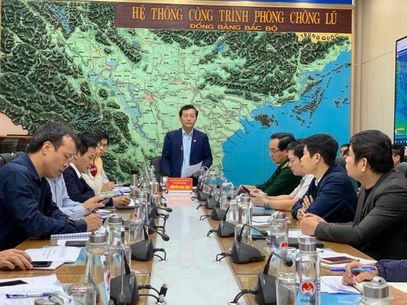 Miền Trung đang mưa như trút, hàng trăm người chết và mất tích ảnh 1