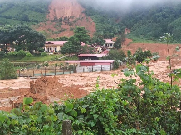 Miền Trung đang mưa như trút, hàng trăm người chết và mất tích ảnh 3