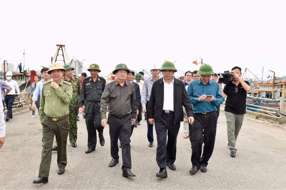 Phó Thủ tướng Trịnh Đình Dũng đang ở tâm bão để chỉ huy ứng phó ảnh 1