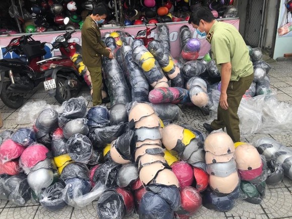 Lực lượng chức năng đột kích cửa hàng kinh doanh mũ bảo hiểm giả danh "Nón Sơn" tại Đà Nẵng. Ảnh do văn phòng Bộ Công thương cung cấp