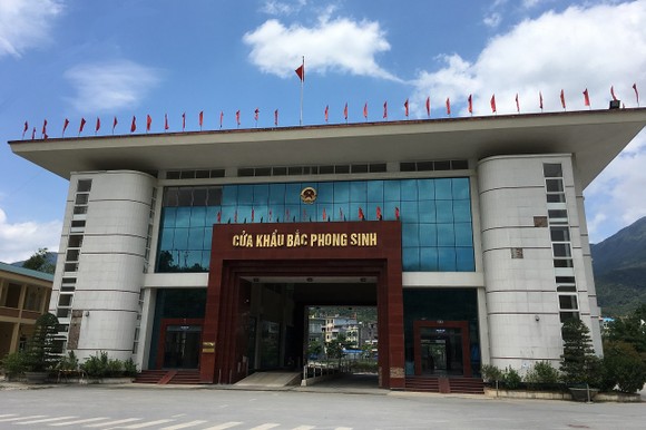 6 lãnh đạo và cán bộ hải quan ở cửa khẩu Bắc Phong Sinh bị tạm đình chỉ ảnh 1