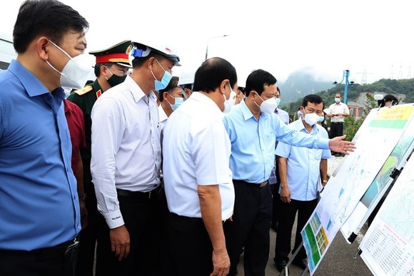 Phó Thủ tướng Lê Văn Thành kiểm tra công tác ứng phó mưa lũ tại thủy điện Hòa Bình ảnh 1