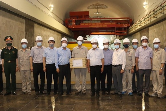 Phó Thủ tướng Lê Văn Thành kiểm tra công tác ứng phó mưa lũ tại thủy điện Hòa Bình ảnh 2