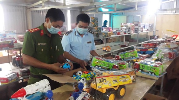 Đột kích kho đồ chơi trung thu "khủng" nghi có vi phạm ở Nam Định ảnh 2