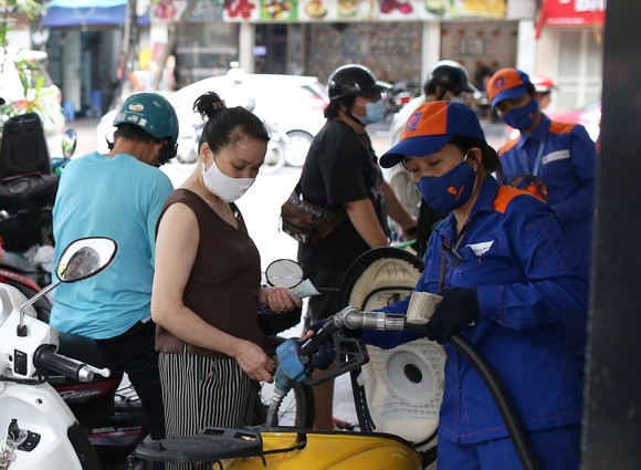 Từ 15 giờ ngày 25-9, giá xăng và dầu đều tăng mạnh ảnh 1