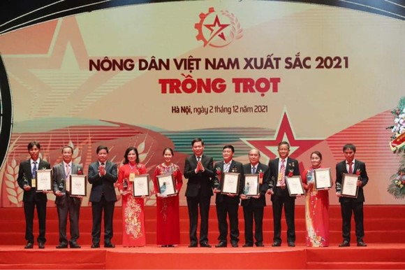 Chủ tịch Quốc hội Vương Đình Huệ dự lễ tôn vinh 63 nông dân Việt Nam xuất sắc năm 2021 ảnh 7
