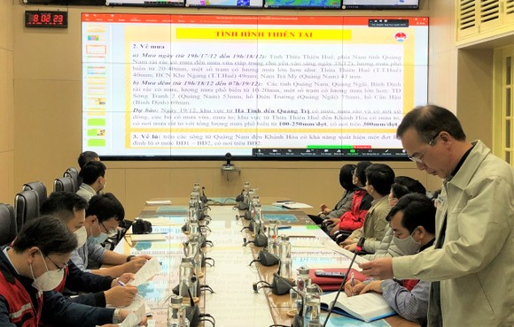 Khẩn trương tìm 2 người bị ngã xuống biển ảnh 1
