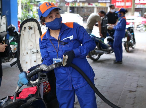 Cấp tốc nhập khẩu để bù 25% lượng xăng dầu thiếu hụt ảnh 2