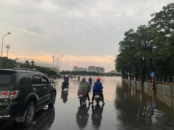 Hà Nội mưa như trút nước, nhiều nơi ngập sâu, xe cộ 'chôn chân' trên đường  ảnh 3