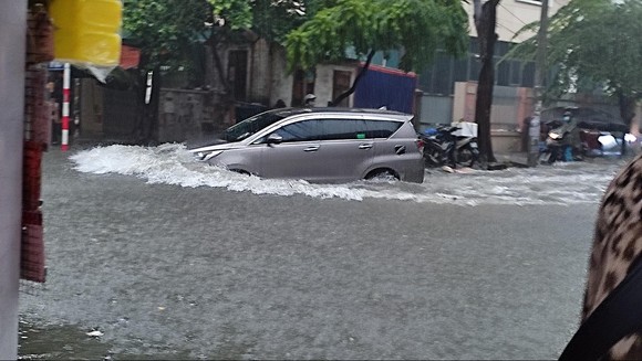 Hà Nội mưa như trút nước, nhiều nơi ngập sâu, xe cộ 'chôn chân' trên đường  ảnh 5